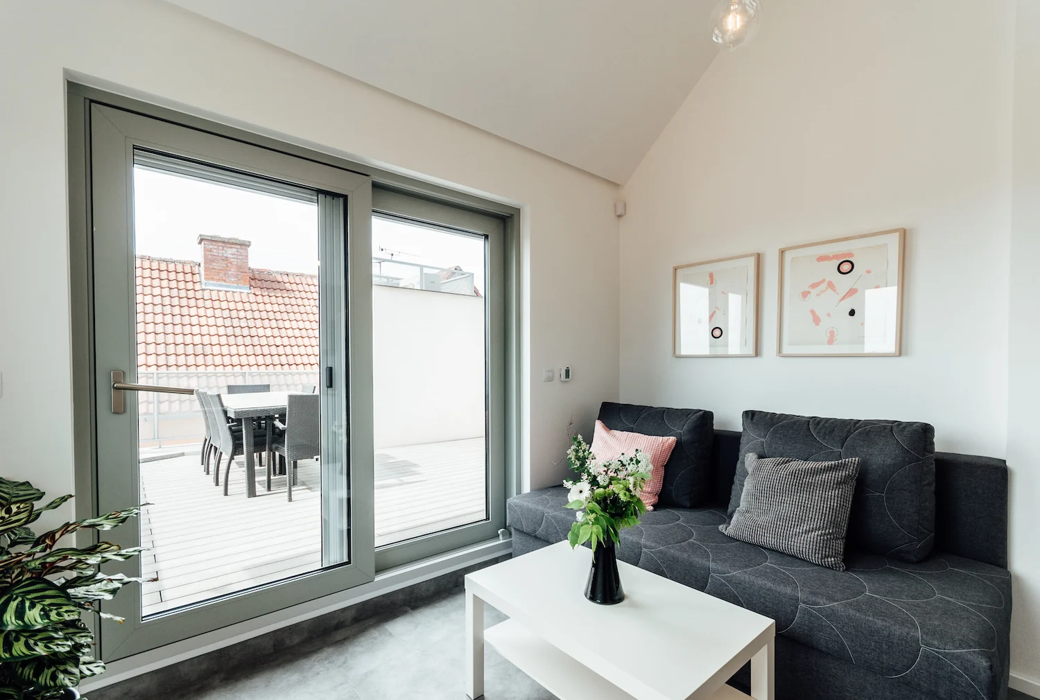 Světlý obývací pokoj apartmánu 1 otevřený na soukromou terasu