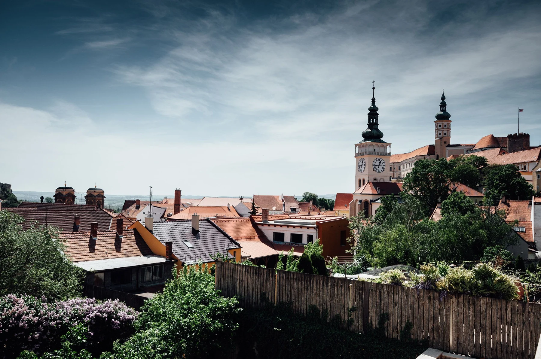 Výhled z apartmánů k2i na střechy a zámek v Mikulově